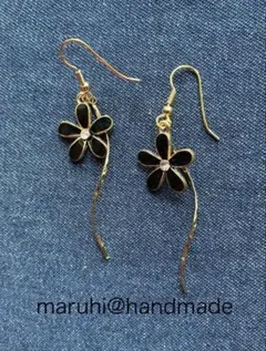 黒いお花のチャーム✨スクリュー✨ピアス/イヤリング