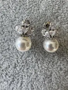 パールとクリスタルのスタッドピアス