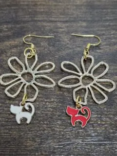 猫チャーム付き花形フープピアス