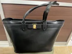 フェラガモ ヴァラリボン トートバッグ ブラック レザー ポーチ付き