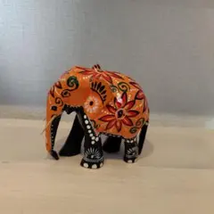 カラフルな木製象の彫刻