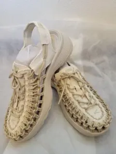 KEEN ホワイト 編み込みサンダル - メルカリ