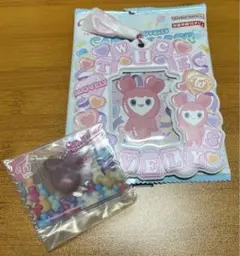 ① TWICE LOVELYS　カードホルダー＋グミ＆チャーム　モモ　2点セット