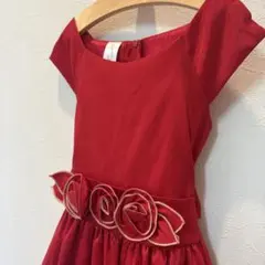 赤いオフショルダードレス 膝丈 フラワーモチーフ