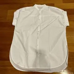 パールボタン白シャツ