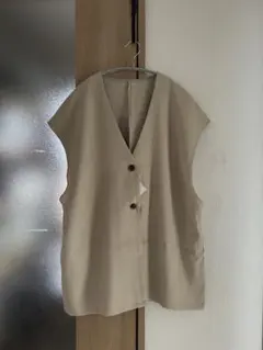 CHIP CLIP ベージュノーカラージレ　ベスト