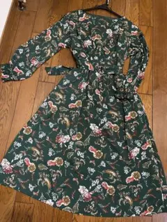 緑色の花柄長袖ワンピース共布ベルト付き