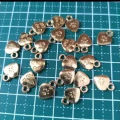 No.549 肉球模様のハート型チャーム【20個】ゴールド