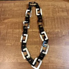 黒と白のリンクチェーンネックレス