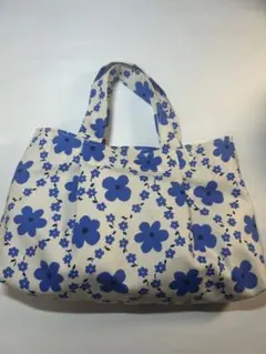 ⌘ ハンドメイド　トートバッグ ⌘ 白地にブルー系花柄