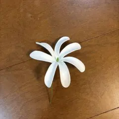 フラダンス ティアレ 造花 白 髪飾り 新品未使用