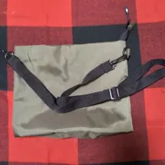 オリーブ色 ナイロン サコッシュ 中型