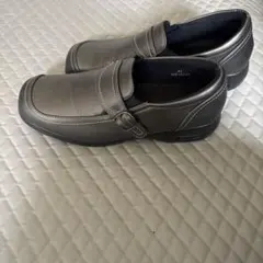 グレー レザー ローファー バックル付き