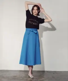 青いリボン付きフレアスカート