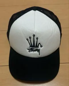 Stussy トラッカーキャップ ホワイト/ブラック - メルカリ