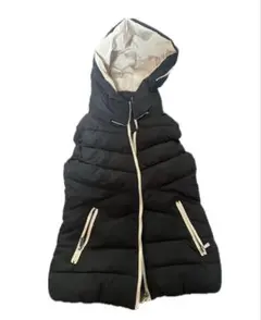 フード付き黒ベストダウンジャケット