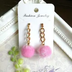 ファー付きピンクボンボンピアス/イヤリング(ハンドメイド)