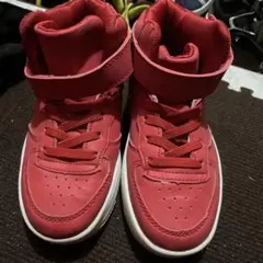 赤色ハイカットスニーカー