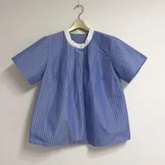 【新品未使用品】パールボタン　バンドカラー青と白のストライプ　半袖ブラウス　Lのサムネイル