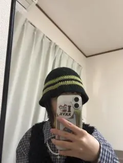 黒と黄緑のストライプニット帽