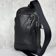 美品 コーチ レザー ボディバッグ ロゴ型押し ファスナー シルバー金具 黒