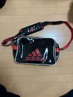 adidas エナメル ショルダーバッグ ブラック レッドのサムネイル