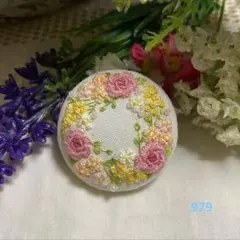 ハンドメイドくるみボタン刺繍ブローチ♡春色リース