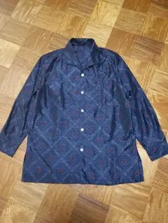 着物リメイク☆二種類の大島紬でアロハシャツ　ハンドメイド ☆古布手作り メンズ◇着物リメイク◇大島紬のアロハシャツ(黒に花柄)／開襟シャツ