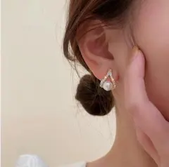 パール　V字ライン　ピアス　上品　大人可愛い　高見え　結婚式　きちんと　韓国のサムネイル