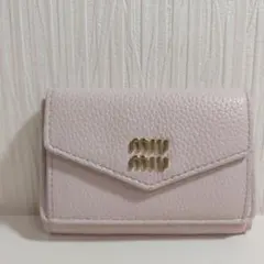 新作・ 新品✨ ミュウミュウ 三つ折り財布 型押しロゴ ベージュ 定価 