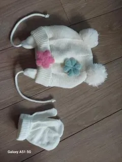 ニット帽子耳あてつき手袋つき白色ホワイトお花かわいい女の子44～46？新品