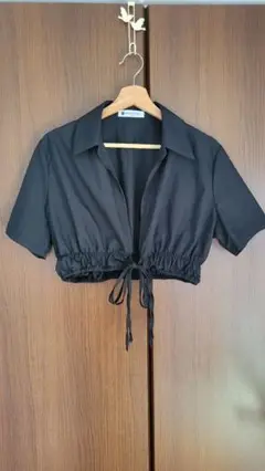 黒 クロップドシャツ 半袖 ドローストリング付き