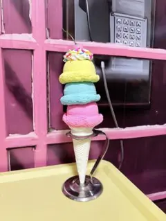 ビビッドカラーのトリプルアイス　フェイクスイーツ　食品サンプル　レトロポップ