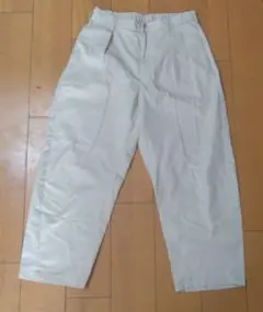 GU 淡いベージュ チノパン