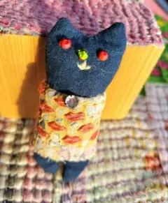 ネコちゃんブローチ。古布使用。