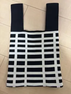 ニットトートバッグ 黒と白のストライプ　バッグ　ハンドバッグ