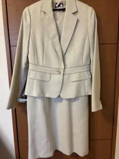 ベージュ ジャケットとスカートのセット