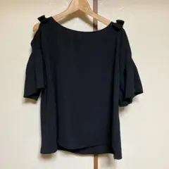 オフショルダー ブラック トップス
