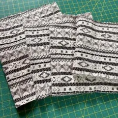 黒と白の幾何学模様 薄手ニット生地 はぎれ まとめ売り