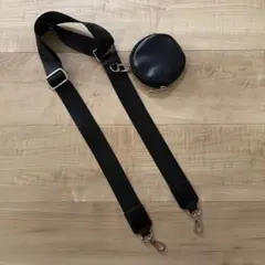 ポーチ付きナイロンスマホショルダー　スリーコインズ　ブラック