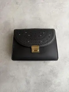 GU パンチング装飾付きブラックショルダーバッグ