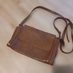 IL BISONTEブラウン レザー ショルダーバッグ フラップ付き