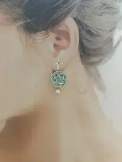 梅結びとガラスパールのノンホールピアス　水引アクセサリー　ミントグリーン