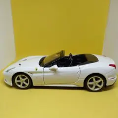 Burago 1/24 Ferrari California (白)