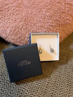 TSUTSUMI グレー ドロップ型ピアス