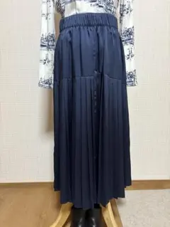 ドゥクラッセ　ネイビー プリーツロングスカート新品タグ付きのサムネイル