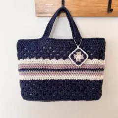 3色使いのボーダーニットバッグ☆デニム風、グラニースクエア、チャーム付き
