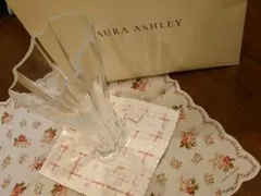 LAURA ASHLEY ガラスフラワーベース 花瓶、おまけ付きのサムネイル