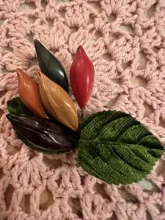 ビンテージ★カラフルな葉と花のブローチ