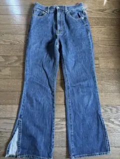 ブーツカットデニム スリット入り